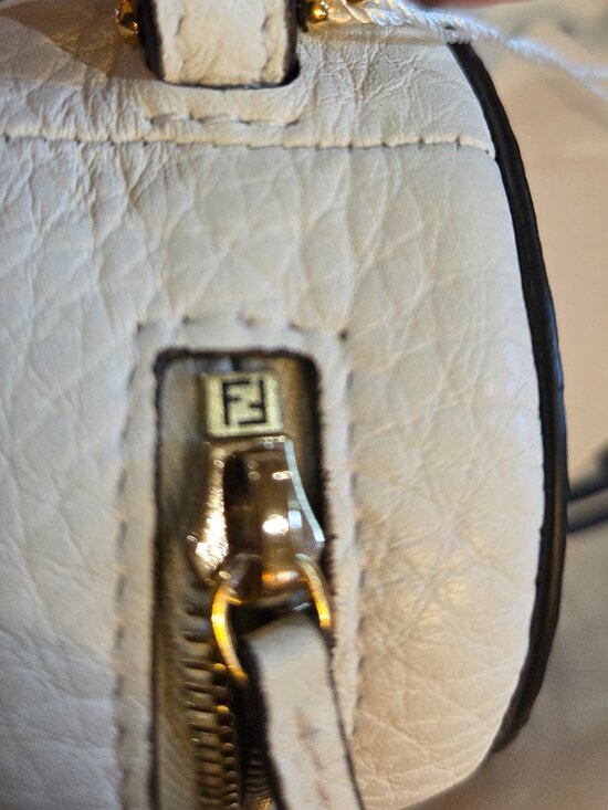 Authentic Fendi Mania Round AirPods Case / Bag Charm – White Leather – Made in I main image 10